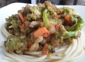 Una foto de Espaguetis con ensalada tibia de vegetales...🍝