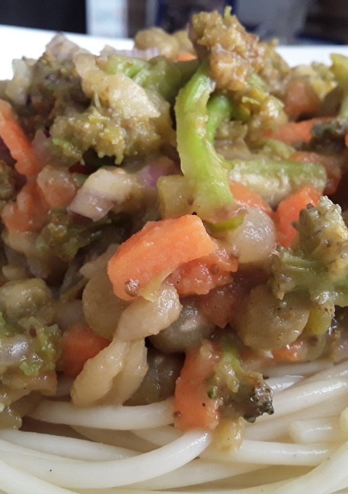 Una foto de Espaguetis con ensalada tibia de vegetales...🍝