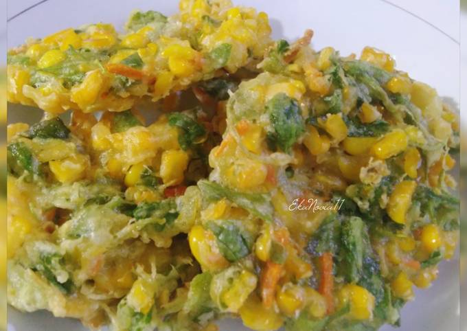 Wajib coba! Bagaimana cara bikin Bakwan pelangi (jagung,wortel,bayam) yang enak