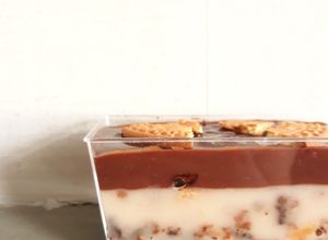 Foto resep Triple layer chocolate. Dessert box regal oreo