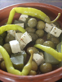 Una foto de Ensalada de queso con encurtidos