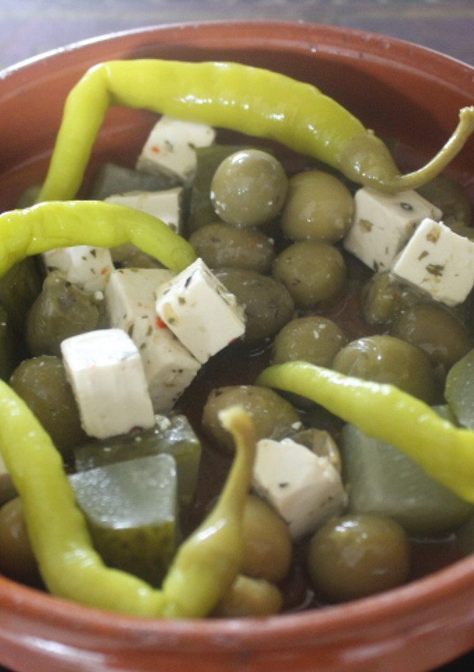 Una foto de Ensalada de queso con encurtidos