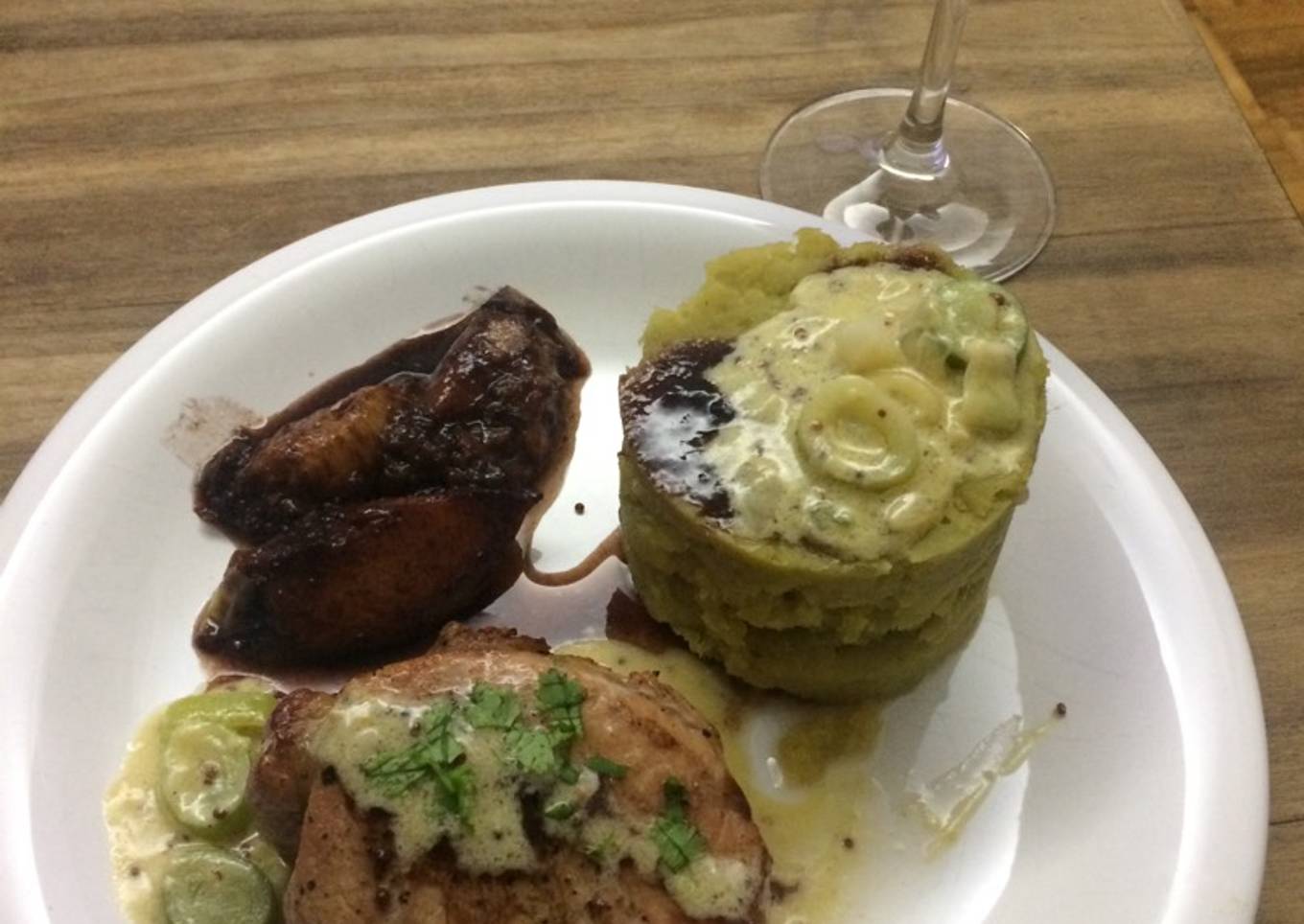 Carre a la crema de puerros, verdeo y jengibre con puré de batatas y duraznos caramelizados al vino tinto