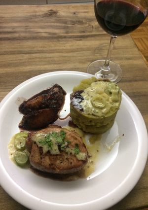 Una foto de Carre a la crema de puerros, verdeo y jengibre con puré de batatas y duraznos caramelizados al vino tinto