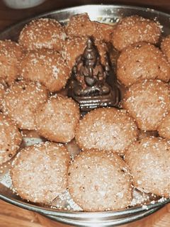 ચુરમા ના લાડુ (Churma Ladoo Recipe In Gujarati) રેસીપી મુખ્ય ફોટો