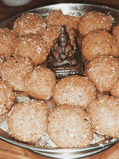 ચુરમા ના લાડુ (Churma Ladoo Recipe In Gujarati) રેસીપી મુખ્ય ફોટો