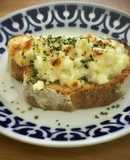Tosta vegetariana de mayonesa y parmesano
