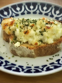 Una foto de Tosta vegetariana de mayonesa y parmesano