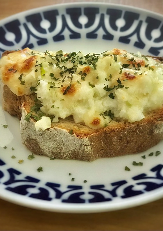 Una foto de Tosta vegetariana de mayonesa y parmesano