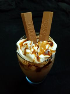 किट-कॅट चॉकोलेट मिल्कशेक (kit-kat chocolate milkshake recipe in marathi) रेसिपी चे मुख्य फोटो