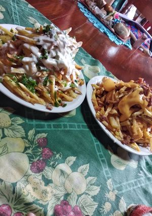 Una foto de Papas con cheddar y crema de verdeo