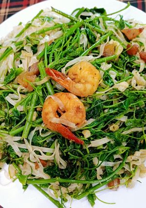 Hình của món Rau bò khai xào tóp mỡ, tôm và bánh đa nắm Quỳnh Côi.