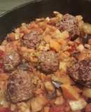 Salteado de verduras con albóndigas