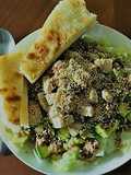 Ensalada De Pollo Con Cebolla Crujiente Y Sésamo