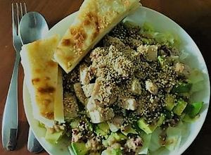 Una foto de Ensalada De Pollo Con Cebolla Crujiente Y Sésamo