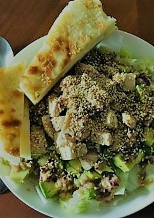 Una foto de Ensalada De Pollo Con Cebolla Crujiente Y Sésamo