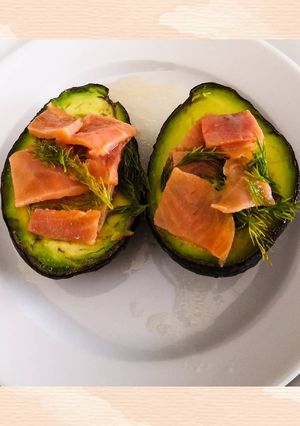 Une photo de Avocats au saumon et à l'aneth
