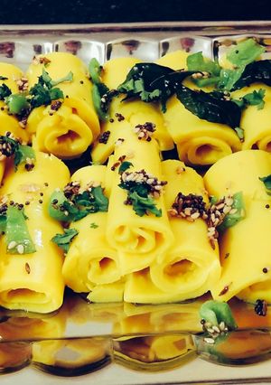 ખાંડવી(Khandvi Recipe in Gujarati) રેસીપી મુખ્ય ફોટો