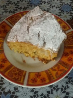 Una foto de Fácil, re fácil mezclamos todo. Torta de peras y algo más.