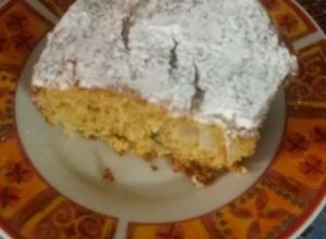 Una foto de Fácil, re fácil mezclamos todo. Torta de peras y algo más.