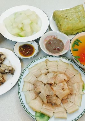 Hình của món Thịt luộc bằng 1 thìa canh nước Và chấm mắm tôm..