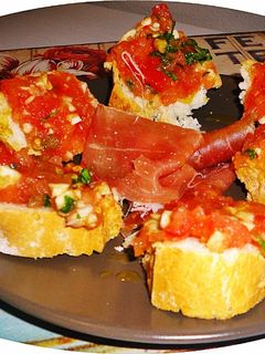 Una foto de Tomate y ajo