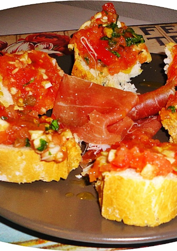 Una foto de Tomate y ajo