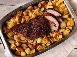 Una foto de 🥩🥓🫑🥔Colita de cuadril rellena con morrón y panceta, con papas, al horno 🥔🫑🥓🥩