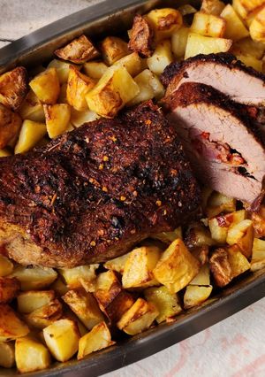 Una foto de 🥩🥓🫑🥔Colita de cuadril rellena con morrón y panceta, con papas, al horno 🥔🫑🥓🥩