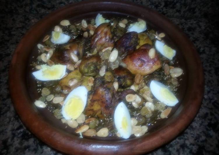 طاجين الدجاج بالبصل و الزبيب
