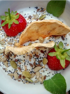 Una foto de Yogur con frutos secos y fresas