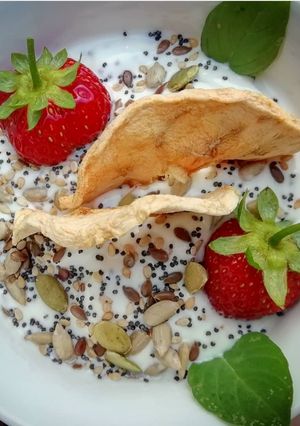 Una foto de Yogur con frutos secos y fresas