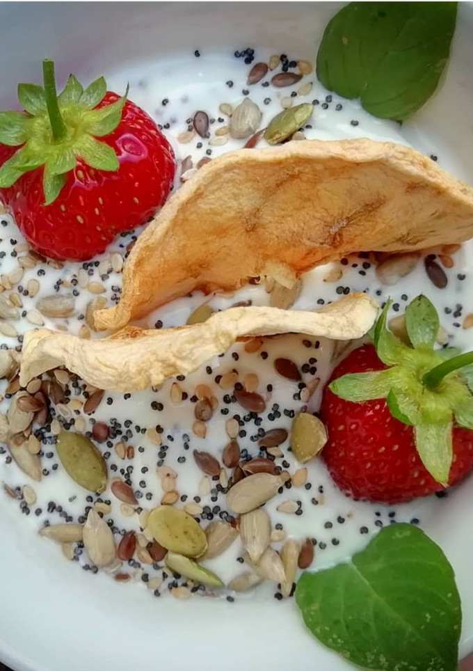Una foto de Yogur con frutos secos y fresas