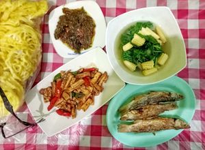 Foto resep Set Menu Masakan Rumahan #3 (Oseng Tempe Tahu, Bayam Bening, Blanak Goreng, Krupuk, Sambal)