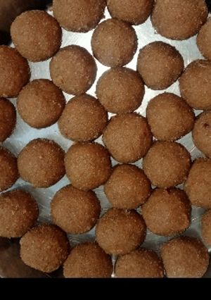 आटे के लड्डू (atte ke ladoo recipe in Hindi) रेसिपी मुख्य फोटो