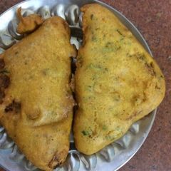 A picture of Bread pakora + Aaloo bada.