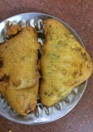 A picture of Bread pakora + Aaloo bada.