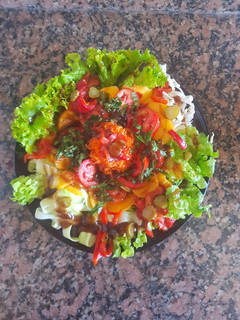 Una foto de Ensalada fresca, con aderezo agridulce