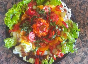 Una foto de Ensalada fresca, con aderezo agridulce