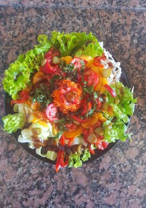 Una foto de Ensalada fresca, con aderezo agridulce
