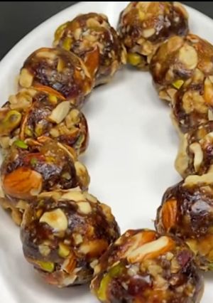 ડ્રાયફ્રુટ લાડુ (Dryfruit Laddu Recipe In Gujarati) રેસીપી મુખ્ય ફોટો
