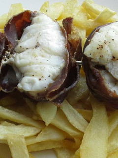 Una foto de Brocheta de rape y cecina