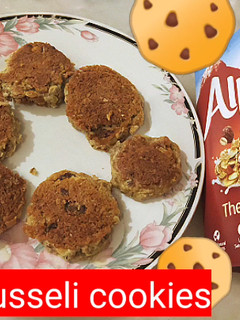 A picture of Oats musseli cookies in frying pan without oven.