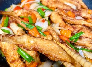 Hình của món Lườn cá hồi chiên nước mắm.