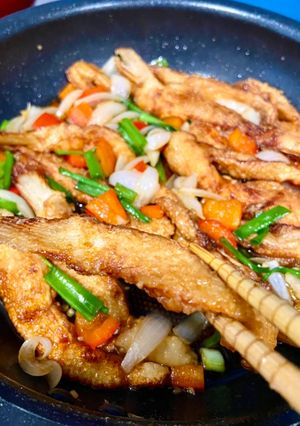 Hình của món Lườn cá hồi chiên nước mắm.