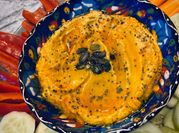 Una foto de humus de calabaza