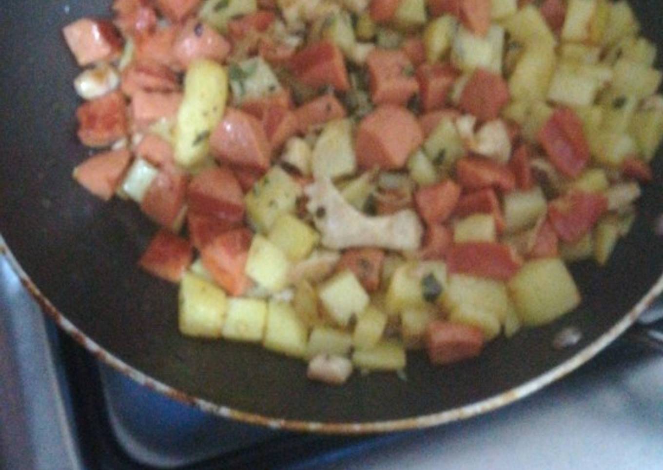 Revoltillo de patata con pollo, chorizo y ajos tiernos al pereji