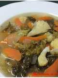 Sopa Detox de repollo, coliflor, zanahoria y cebolla