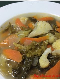 Una foto de Sopa Detox de repollo, coliflor, zanahoria y cebolla