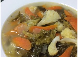Foto principal de Sopa Detox de repollo, coliflor, zanahoria y cebolla